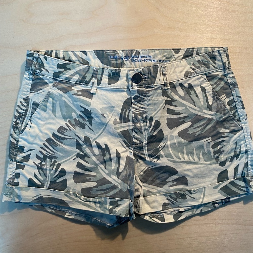 Khakis by GAP Skinny Boyfriend Shorts size 4 (GK)